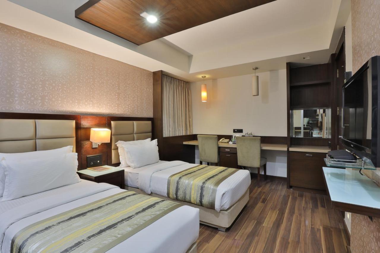 Krios Hotel - Near Sg Highway, Ahmedabad Exteriör bild