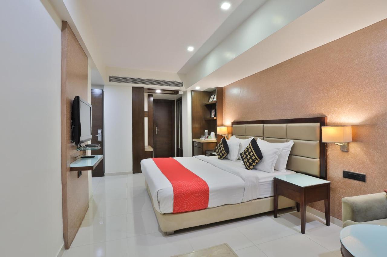 Krios Hotel - Near Sg Highway, Ahmedabad Exteriör bild