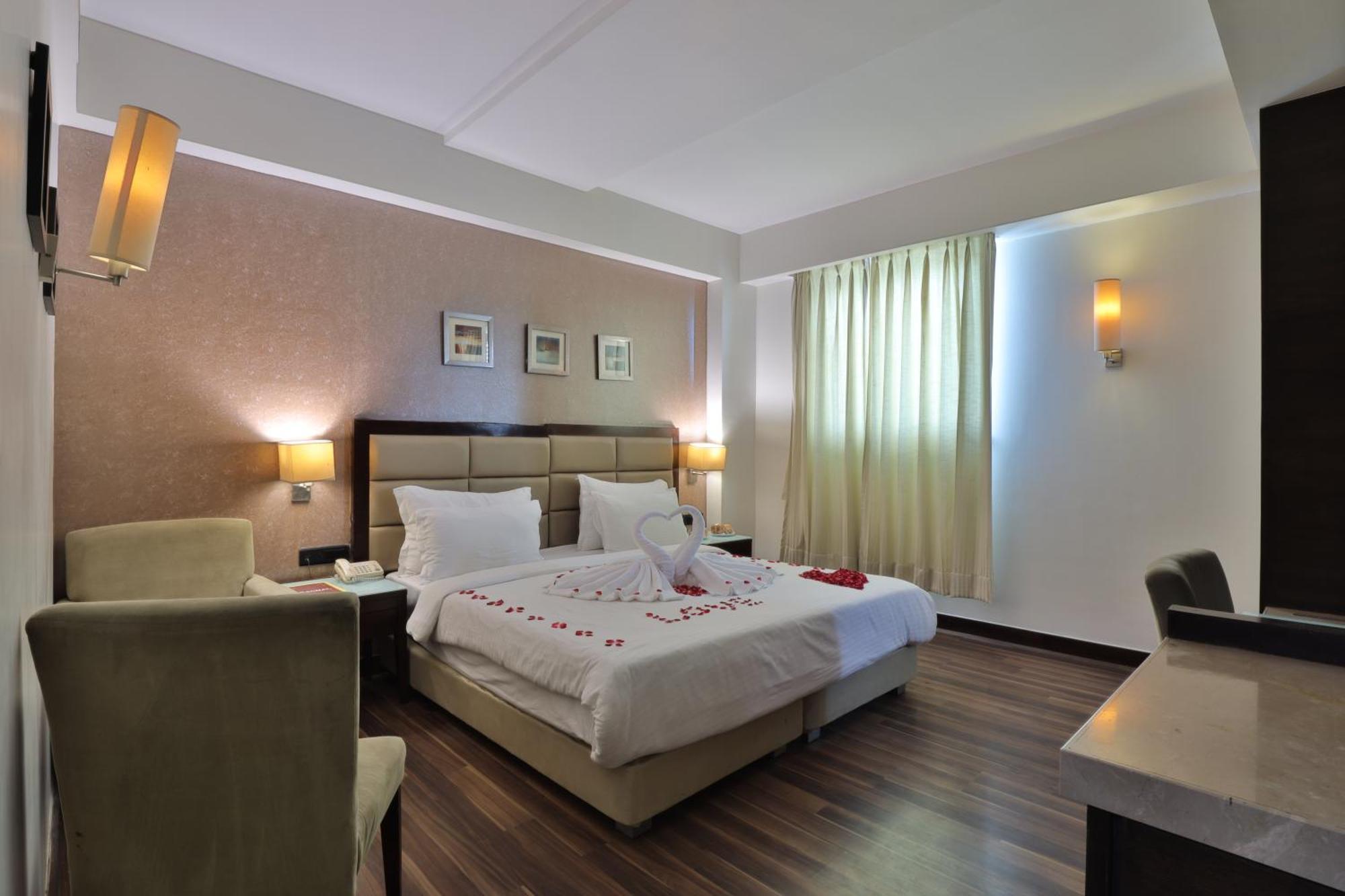 Krios Hotel - Near Sg Highway, Ahmedabad Exteriör bild