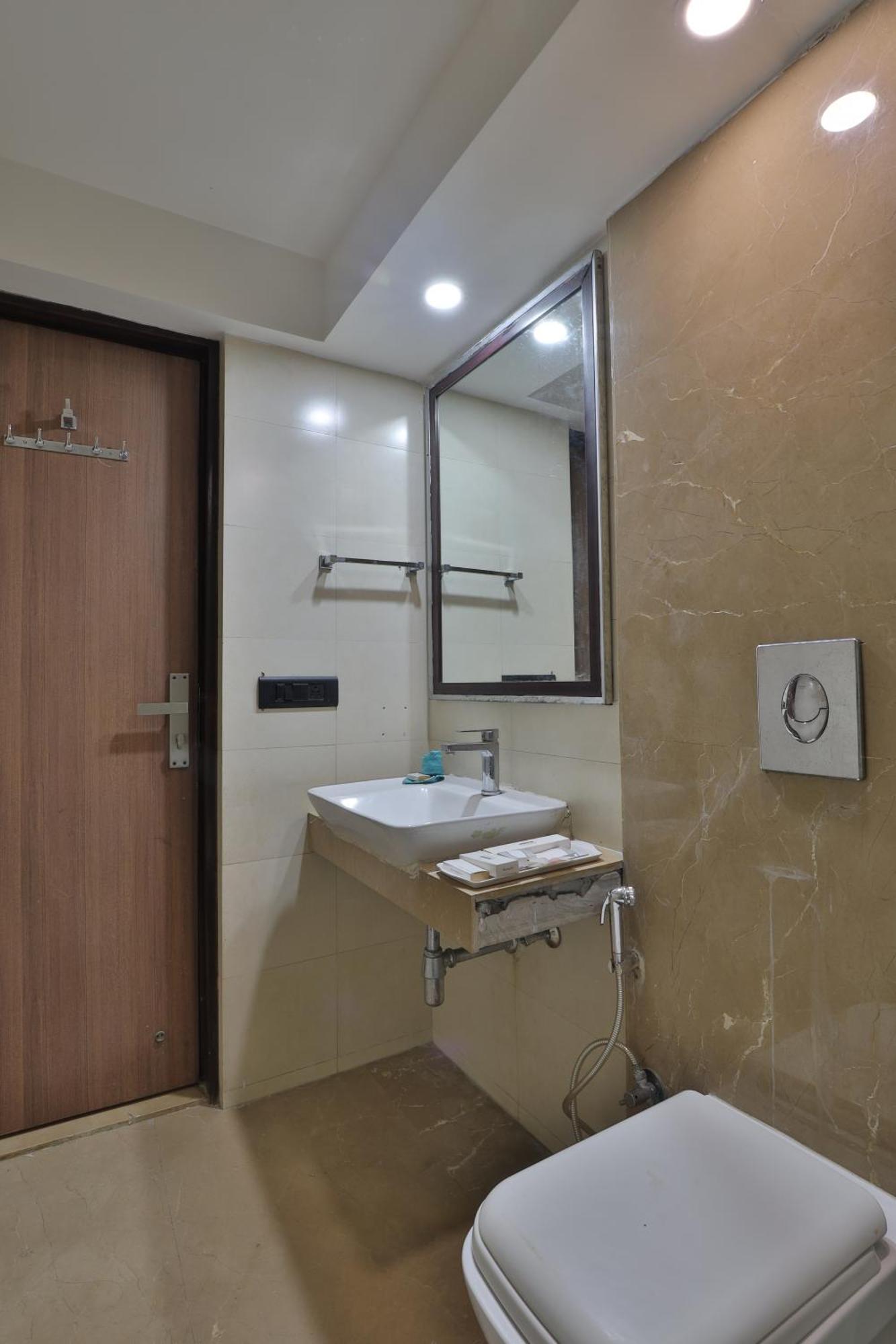Krios Hotel - Near Sg Highway, Ahmedabad Exteriör bild