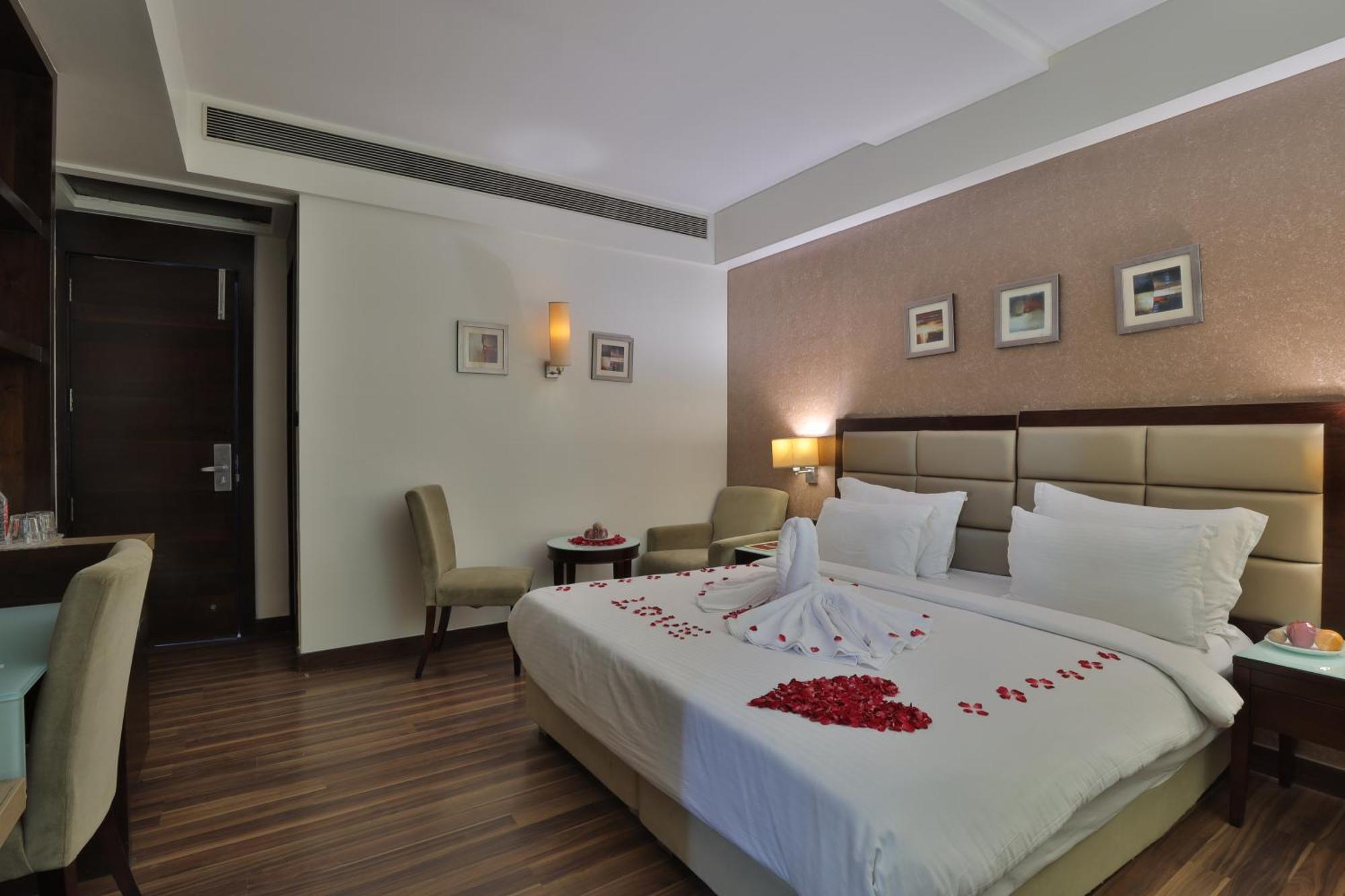 Krios Hotel - Near Sg Highway, Ahmedabad Exteriör bild