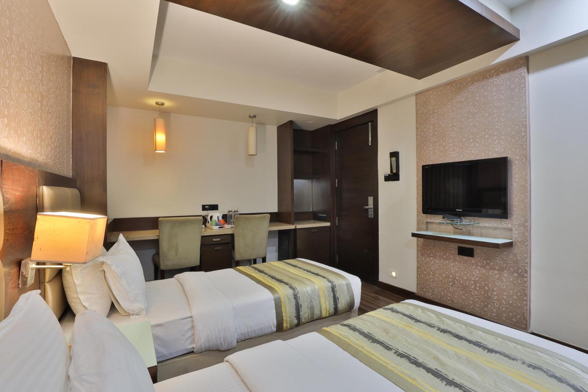 Krios Hotel - Near Sg Highway, Ahmedabad Exteriör bild