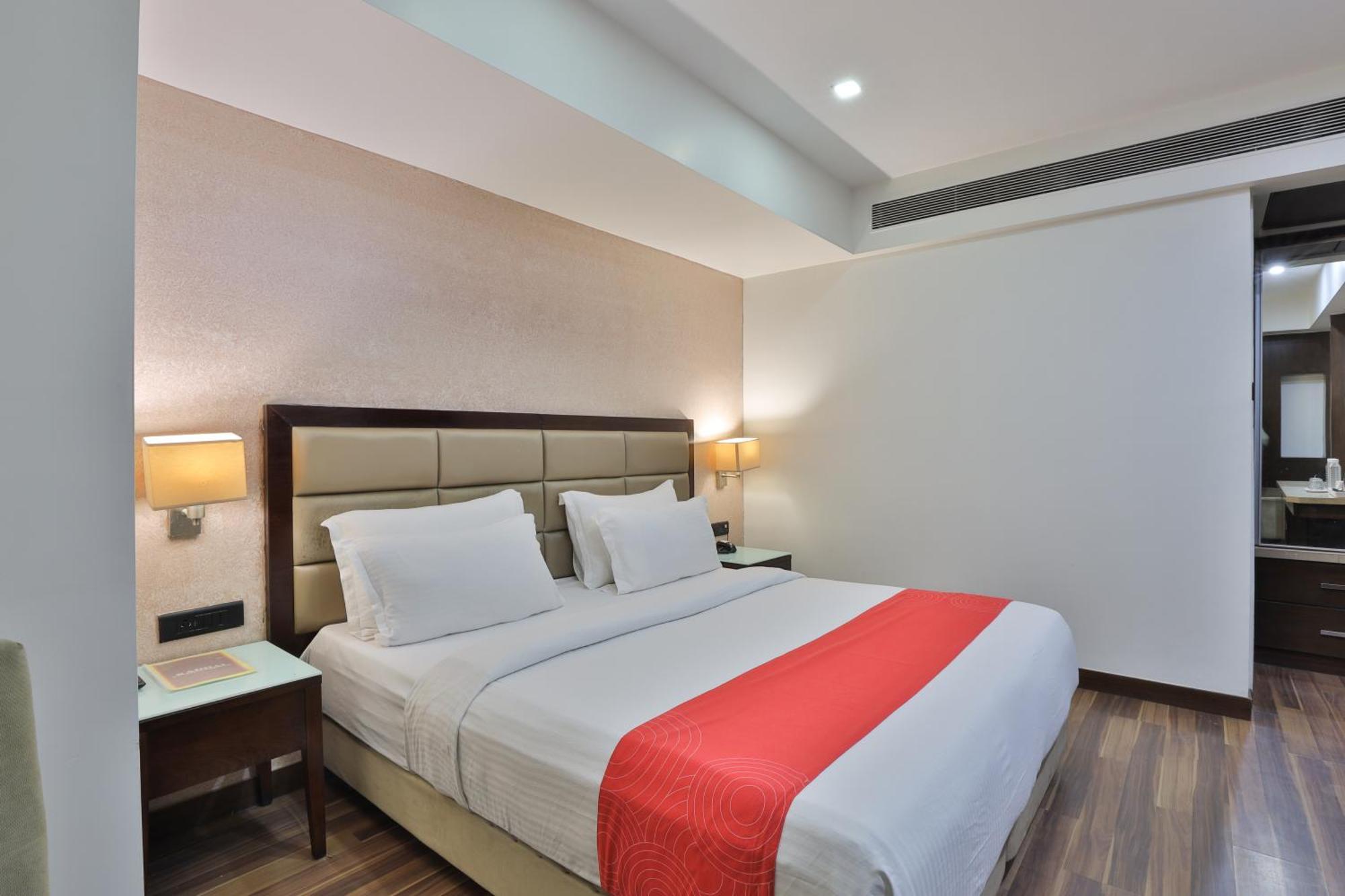 Krios Hotel - Near Sg Highway, Ahmedabad Exteriör bild