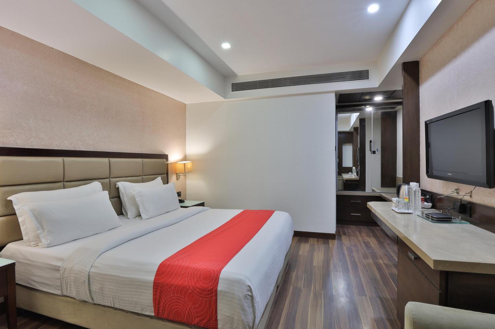 Krios Hotel - Near Sg Highway, Ahmedabad Exteriör bild