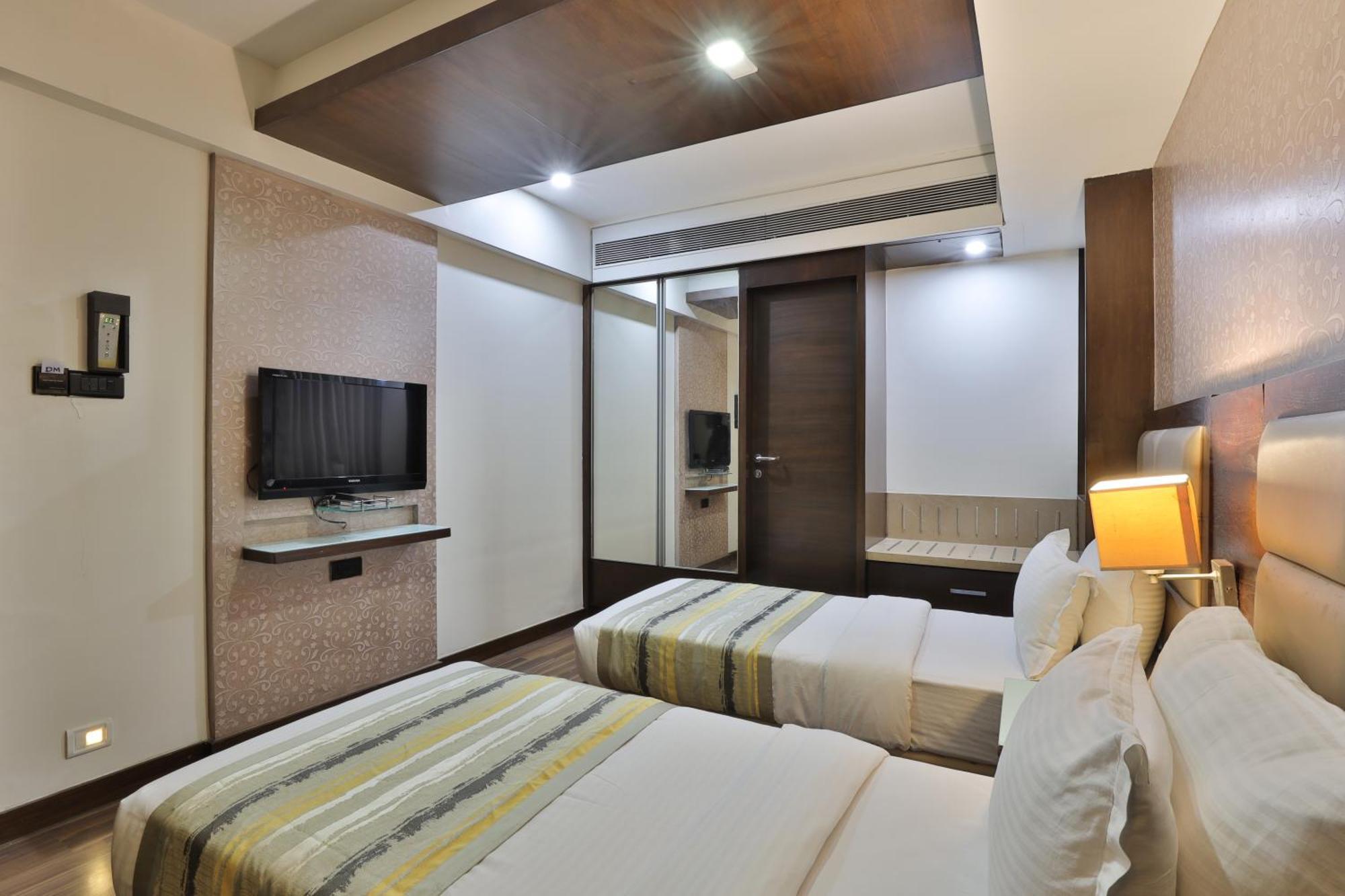 Krios Hotel - Near Sg Highway, Ahmedabad Exteriör bild
