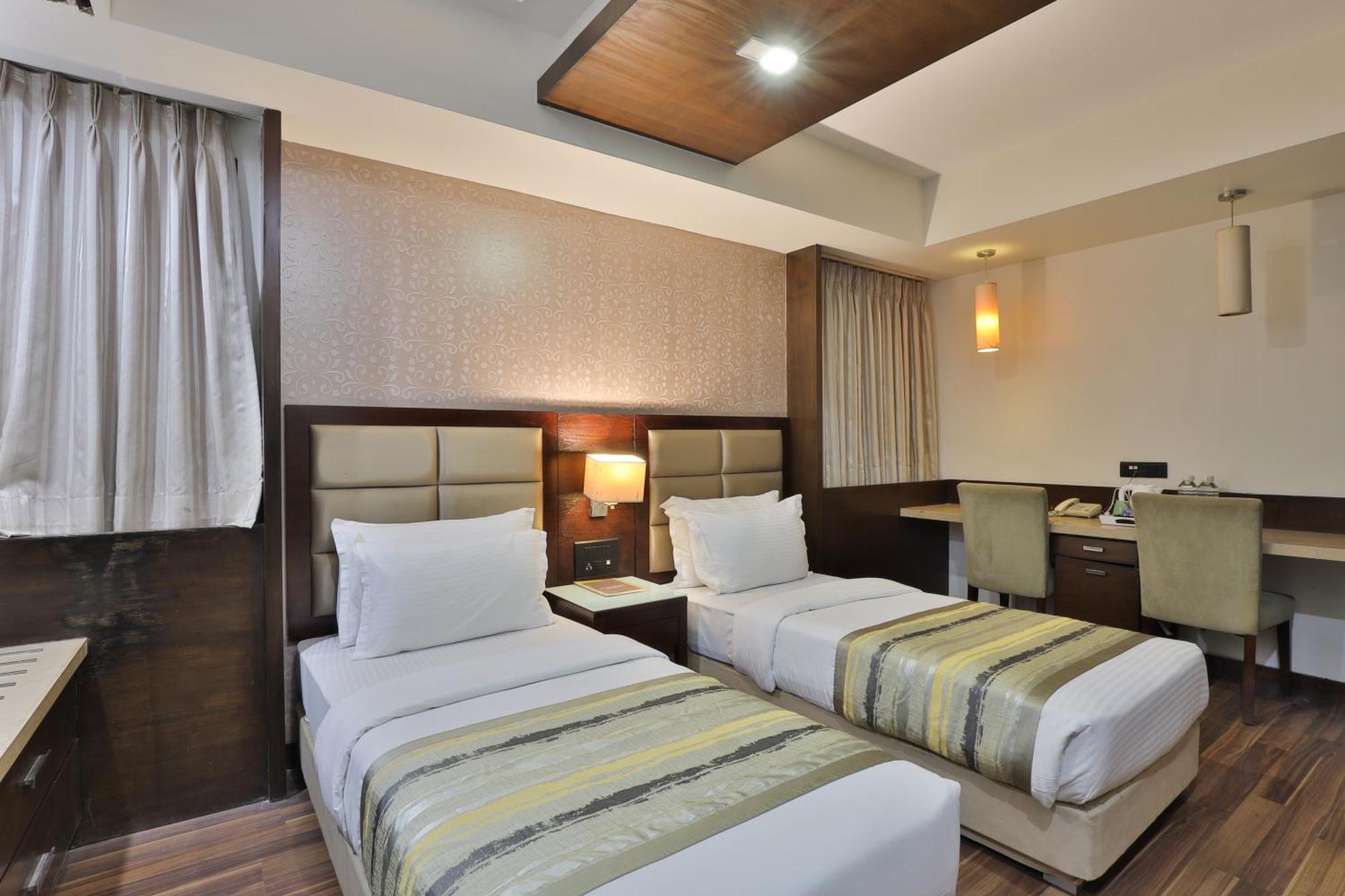 Krios Hotel - Near Sg Highway, Ahmedabad Exteriör bild