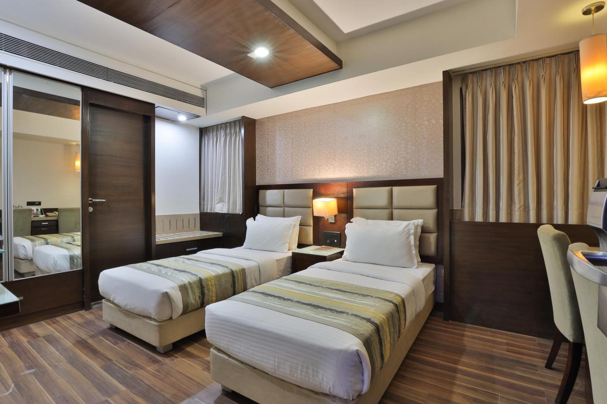 Krios Hotel - Near Sg Highway, Ahmedabad Exteriör bild